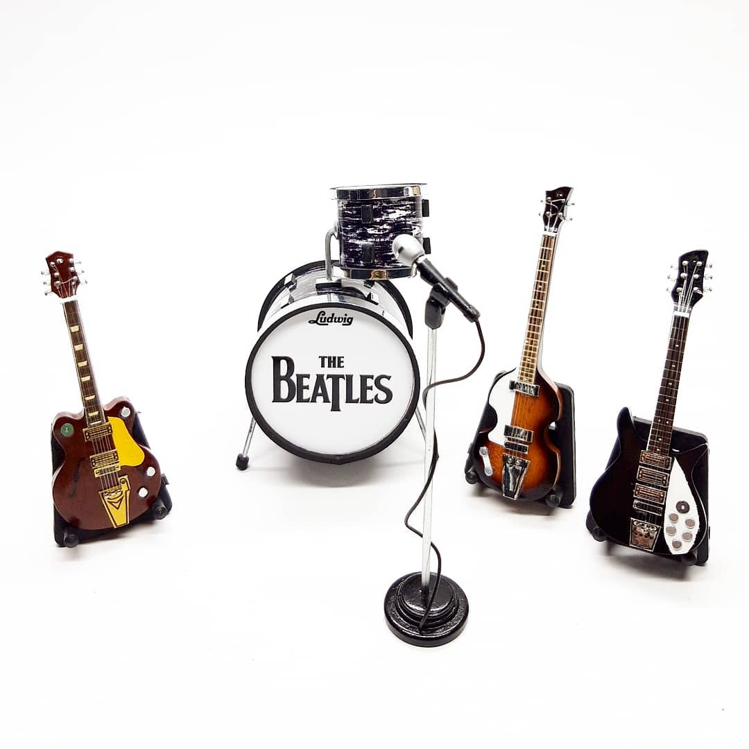 Hiasan Dashboard Mobil Model Miniatur Gitar Dan Drum The Beatles