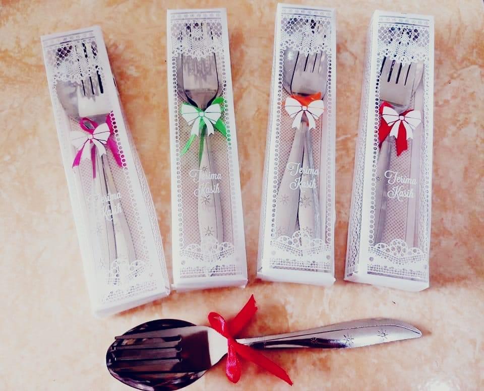 souvenir pernikahan sendok garpu tile motip 100 pcs