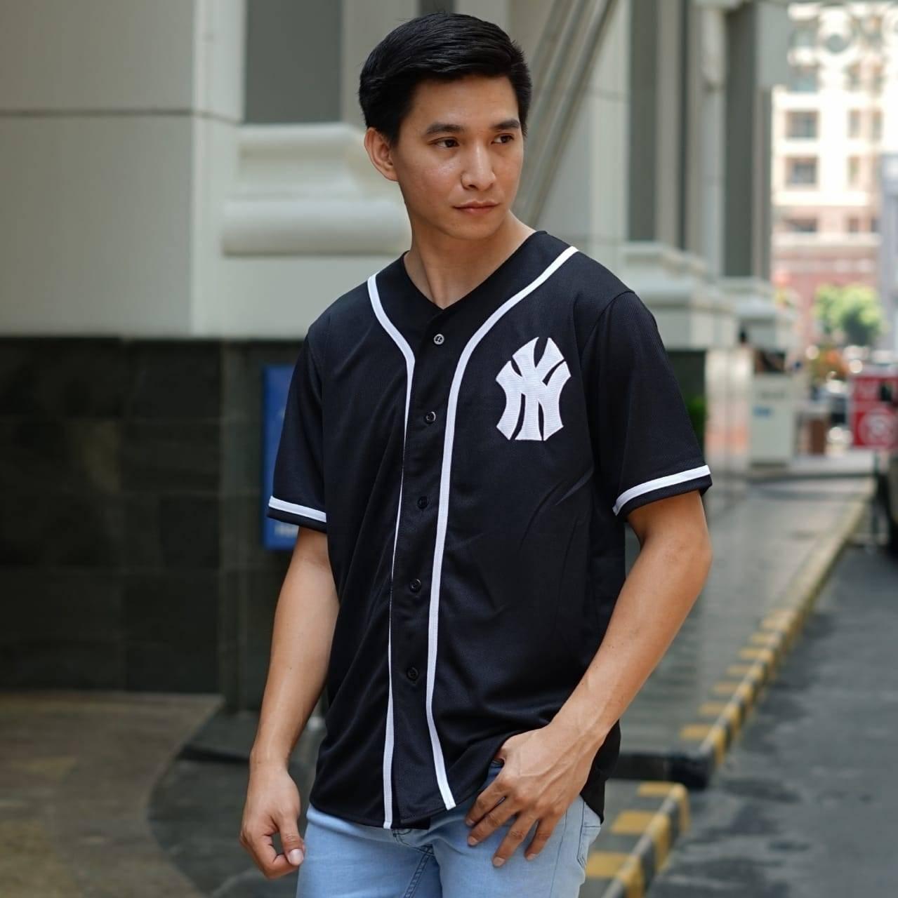 9 Ide Outfit Pria Pakai Jersey Baseball, Edgy Abis!