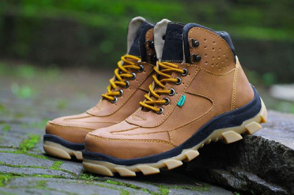 Sepatu Boots Kickers Safety Ujung Besi Casual Hiking Bikers Outdoor Kerja Proyek Lapangan Formal