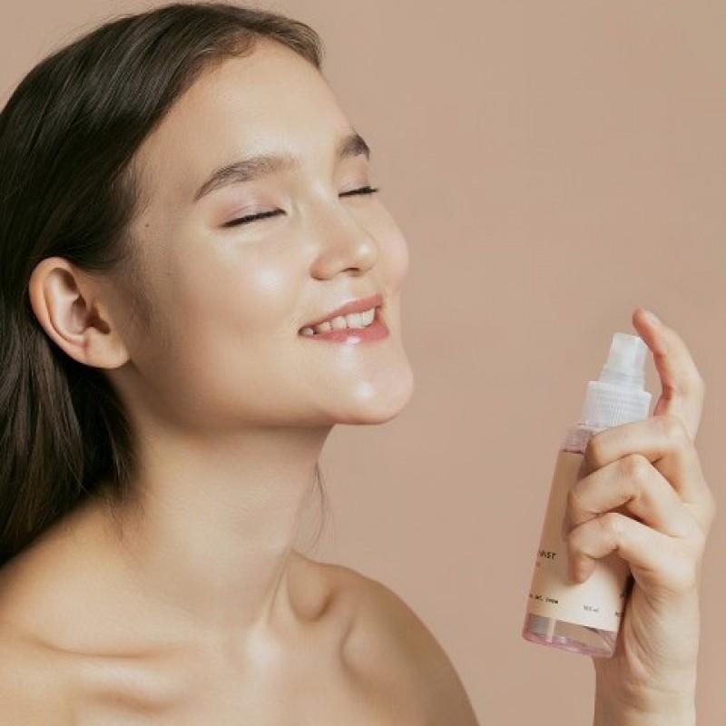 Лицо в воде. Как пользоваться мистом. Увлажнение лица. Девушка со спреем. Как пользоваться мистом.