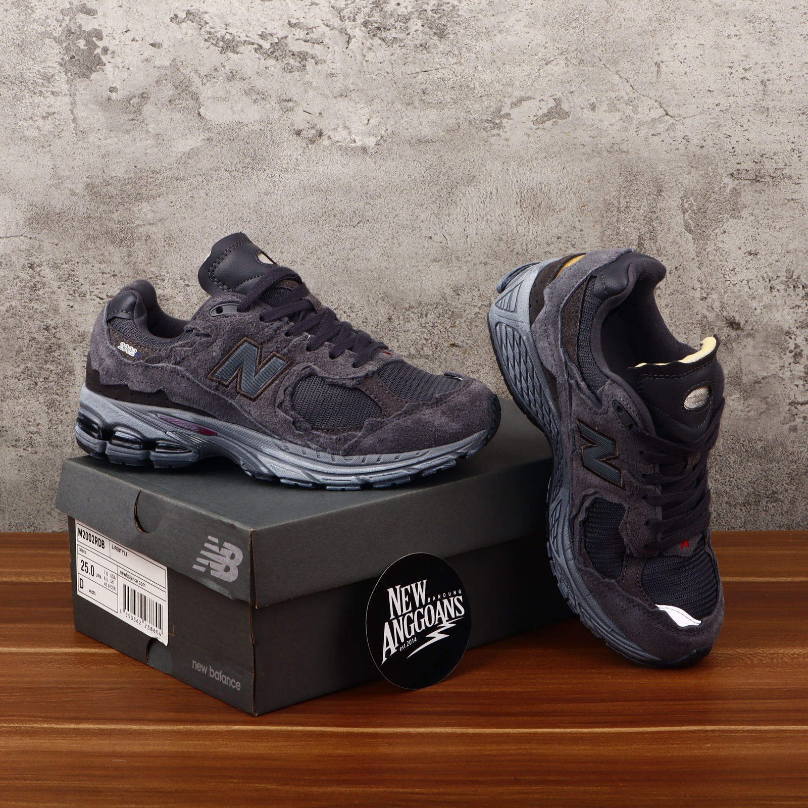 Sepatu Sneakers NB 2002R M2002RDB Protection Pack Phantom Black