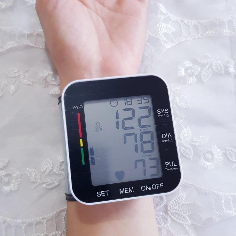 tensimeter digital alat pengukur tekanan darah di pergelangan tangan wrist type