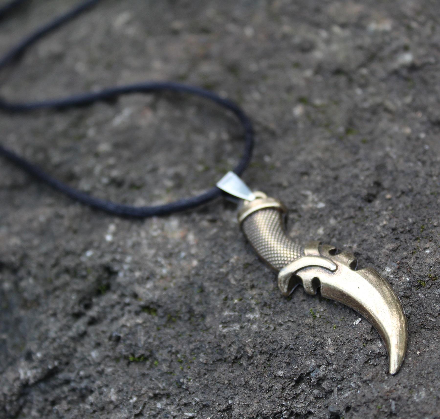 Kalung Tali Bandul Belati Roman Picisan
