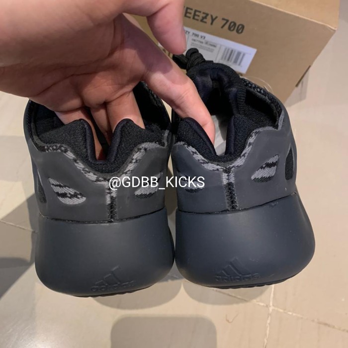 v3 700 yeezy