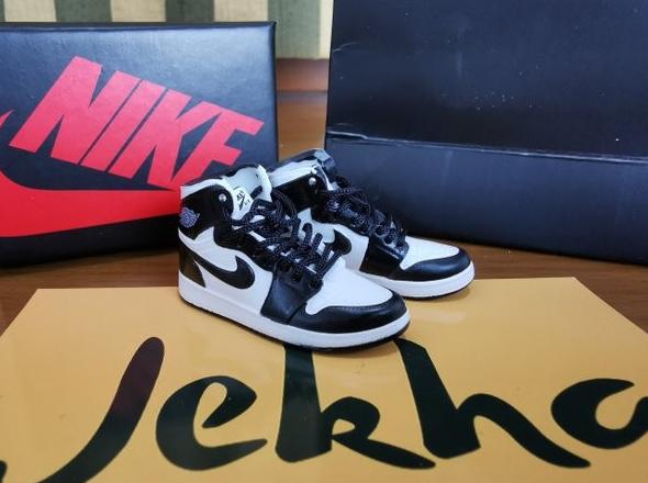 black jordan sneakers