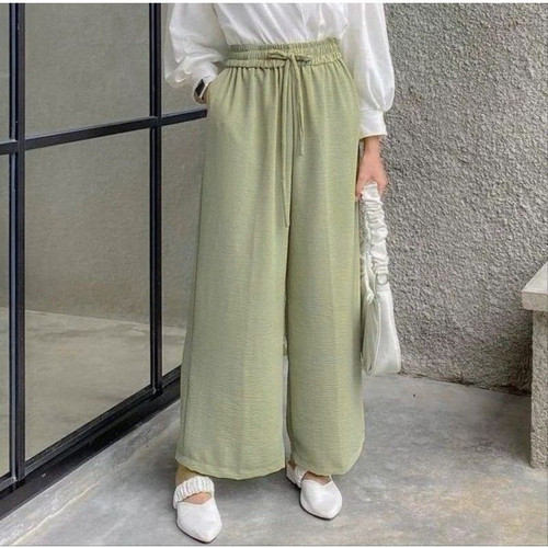 Sara Jey va Karter Kruiz ogil bola bilan uchlik qiladi.