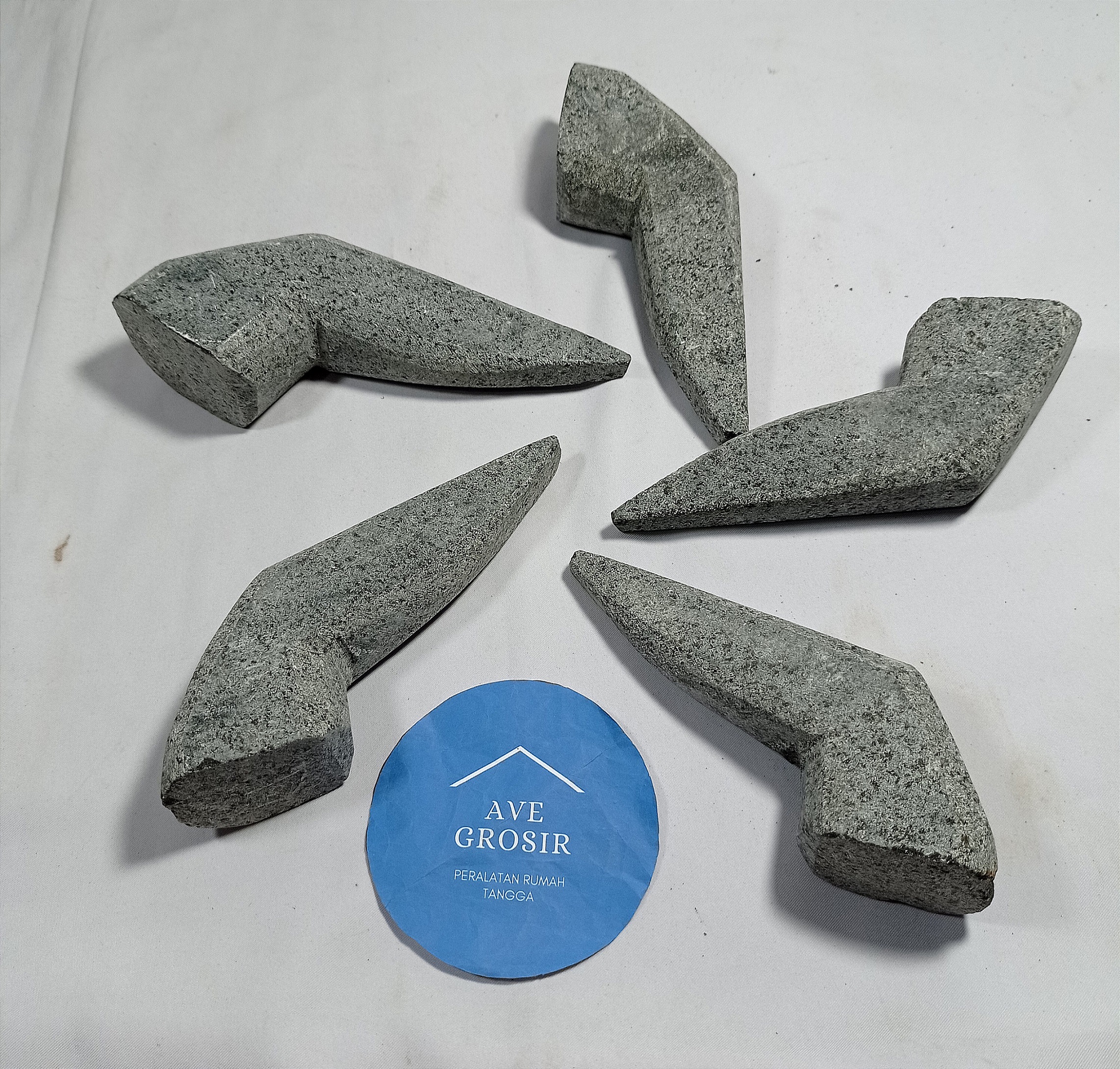 Proses mengulek bumbu sambel pindang dalam cobek batu