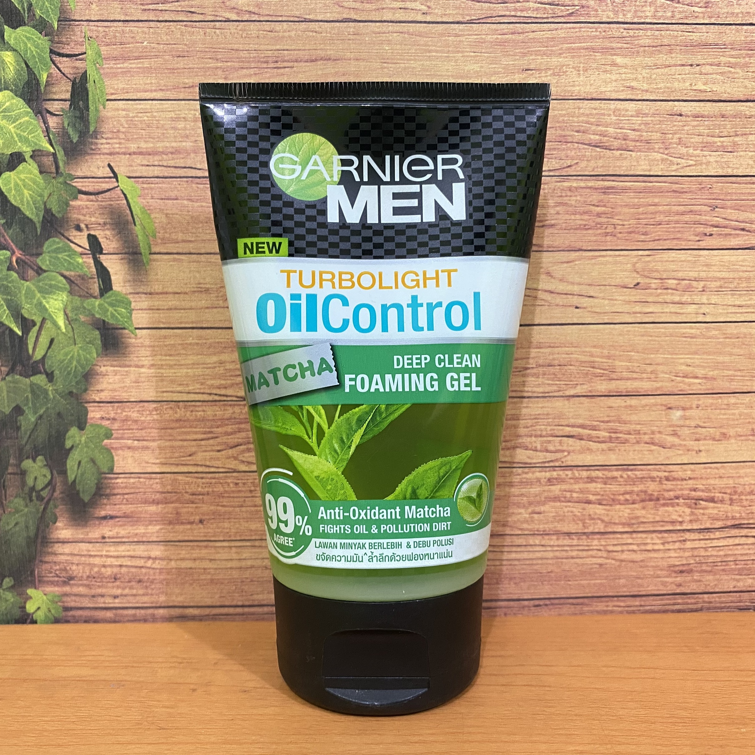 Garnier Men Turbo Light Oil Control Matcha Deep Clean Foaming Gel ...