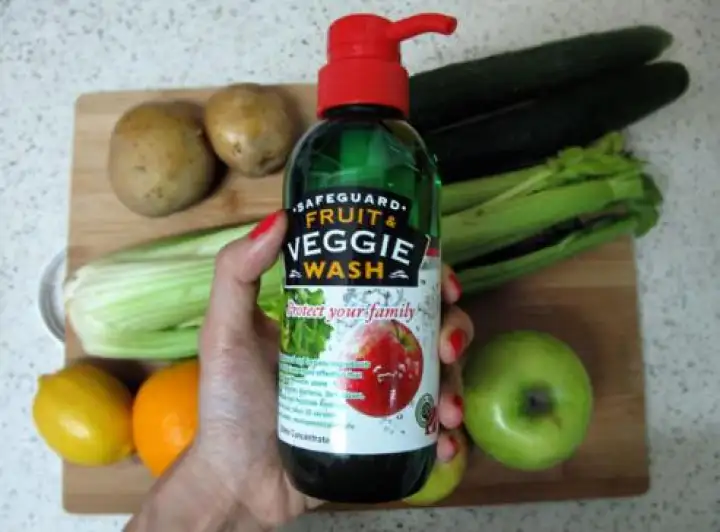 tips mencuci sayur dan buah pilih sabun khusus