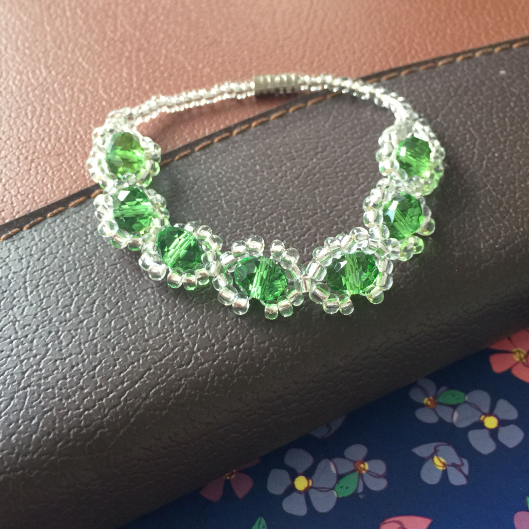 To Menyebarkan Hal Yang Dapat Dilakukan Di Laris Wanita Gelang Kristal Gelang