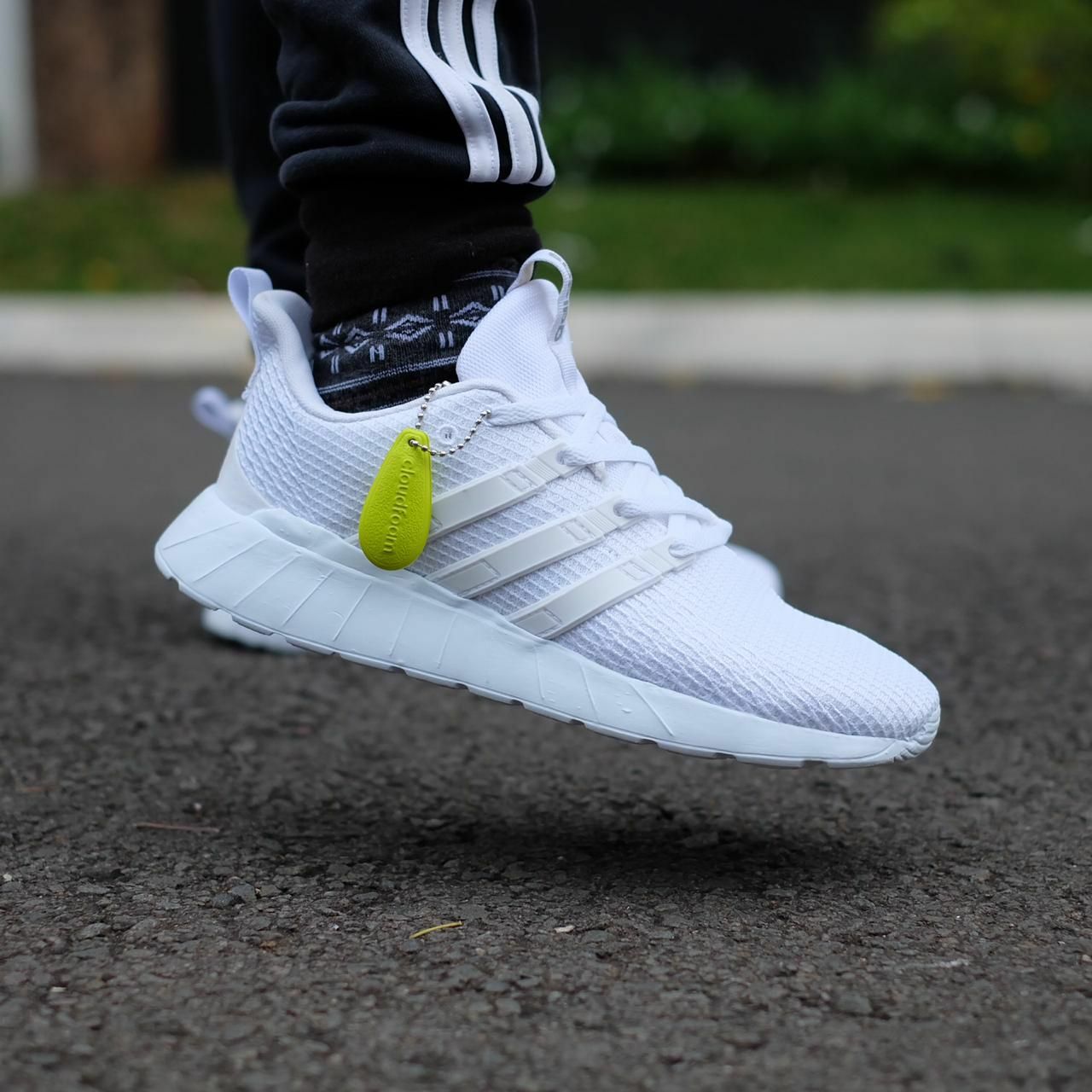 Adidas questar flow all on sale white