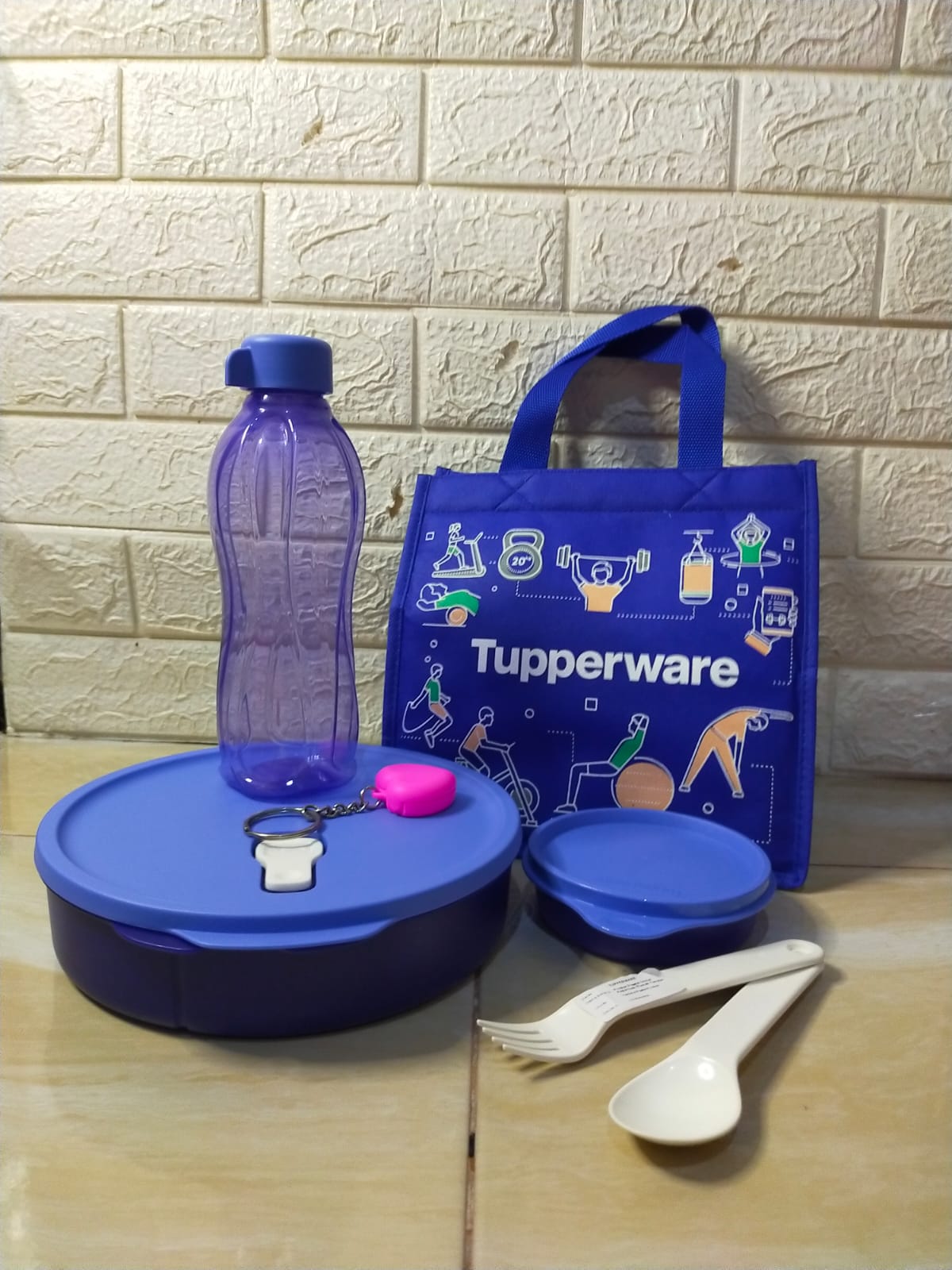 Tupperware fit to go microwaveable pink with gift bekal makan set