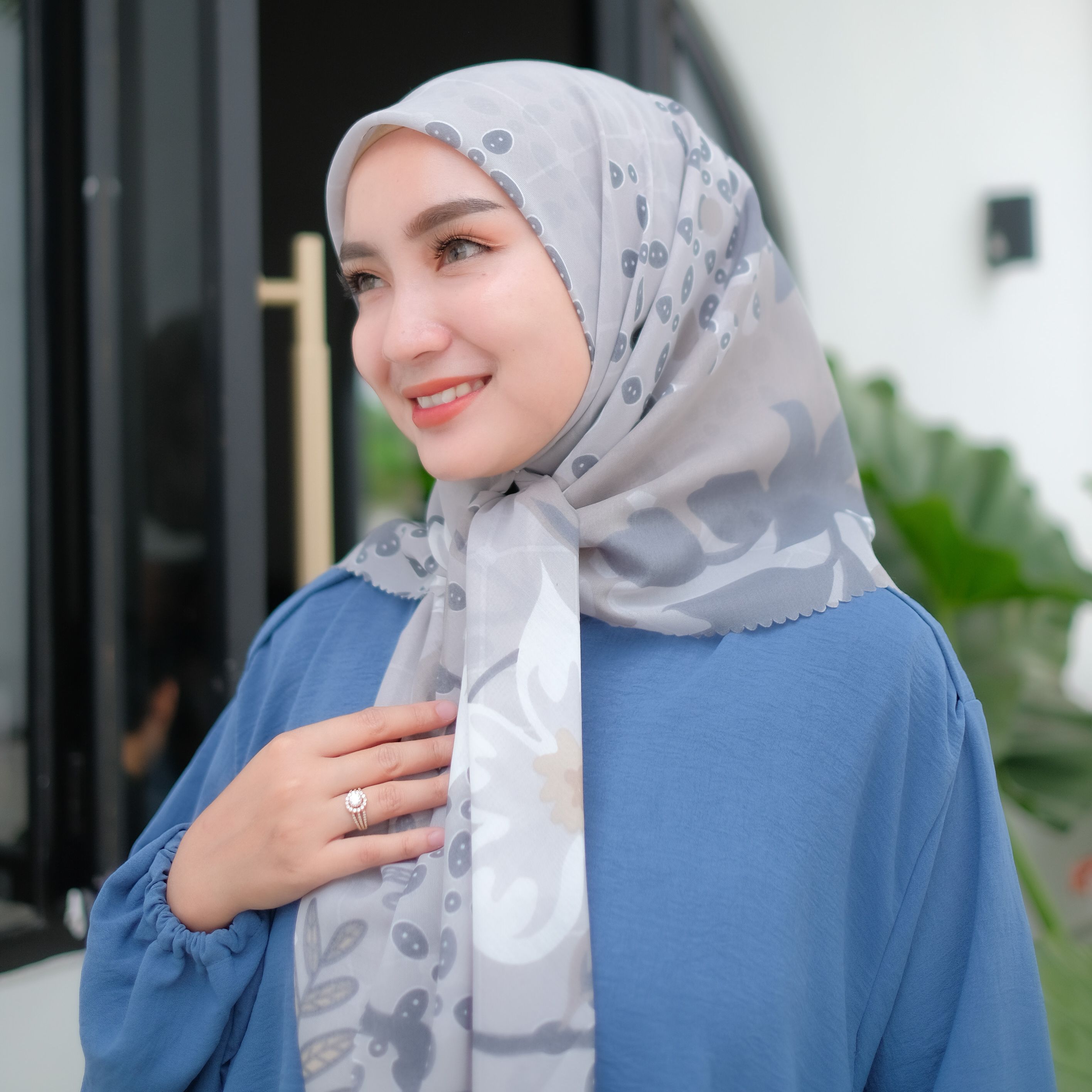 NISKALLA Laser Cut Hijab Segi Empat Print Motif Khansa Warna Abu