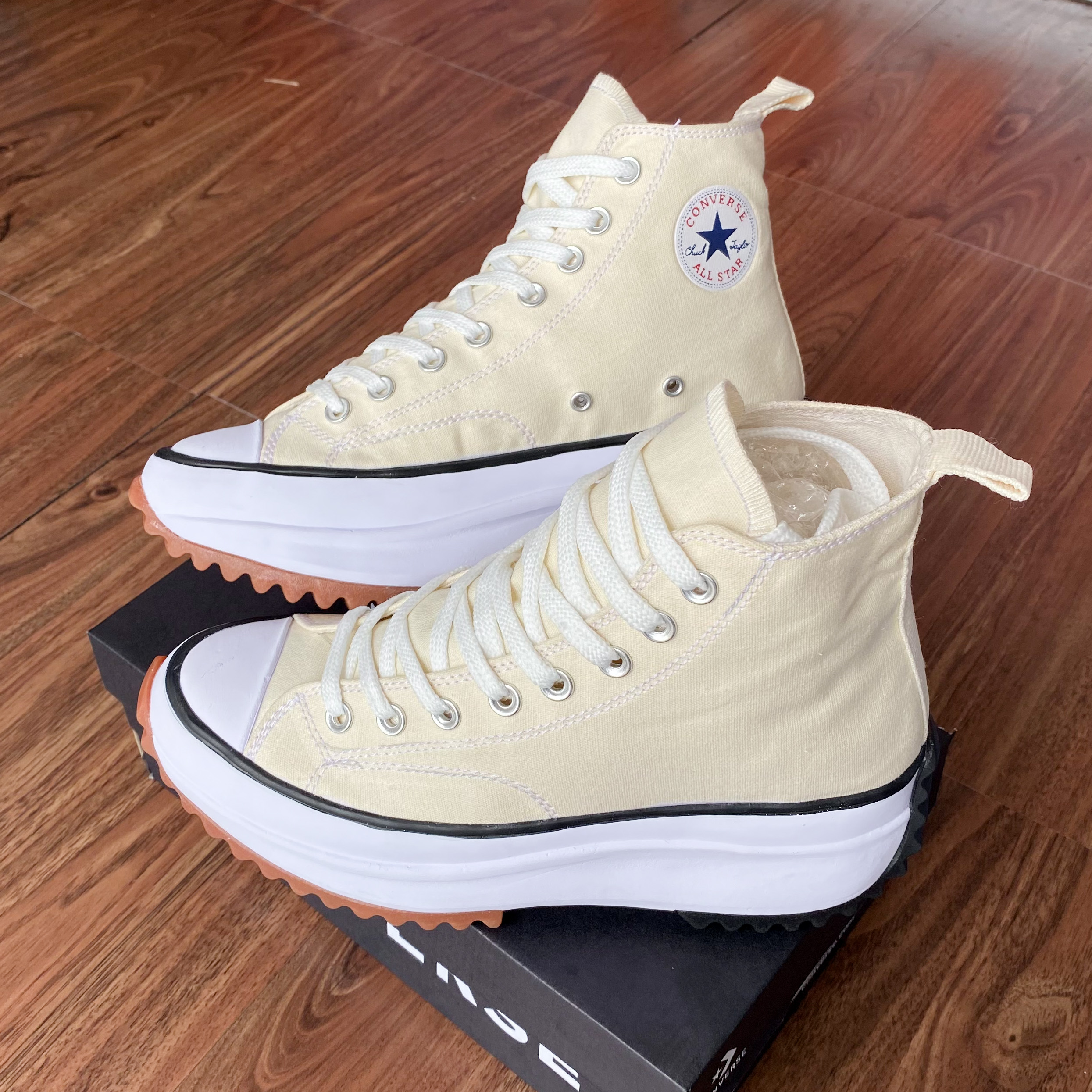 converse run star hike cream