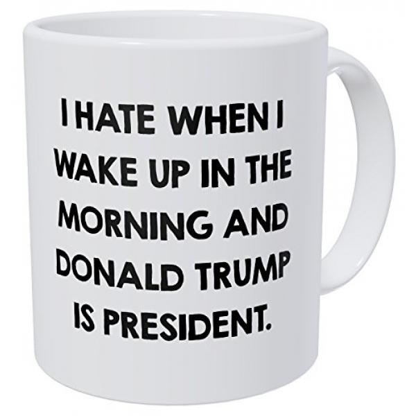 Aku Benci Saat Bangun Di Pagi Hari dan Donald Trump Adalah Presiden 11 Ons Kopi Lucu Mug Oleh Andrea dan Yates-Intl