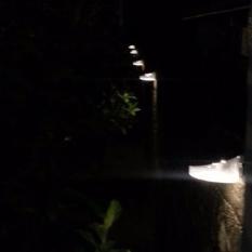 Lampu Dinding 8 Led tenaga surya matahari solar power Putih - White cocok untuk Taman Kebun Pekarangan Halaman Rumah Ruko Rukan Kantor Kost Villa Vila cluster Townhouse Hotel resort Lobby Sekolah Kampus SPBU Mall Super market Mini market 24 jam dll