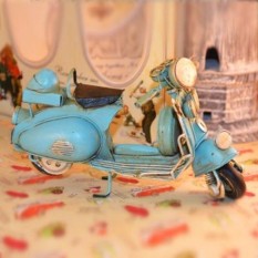 Miniatur Retro Vespa Skuter Motor Buatan Tangan Logam Mainan Cardecoration Jendela Natal Hadiah (Biru)-Internasional