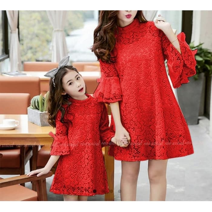 couple mom and kid dress