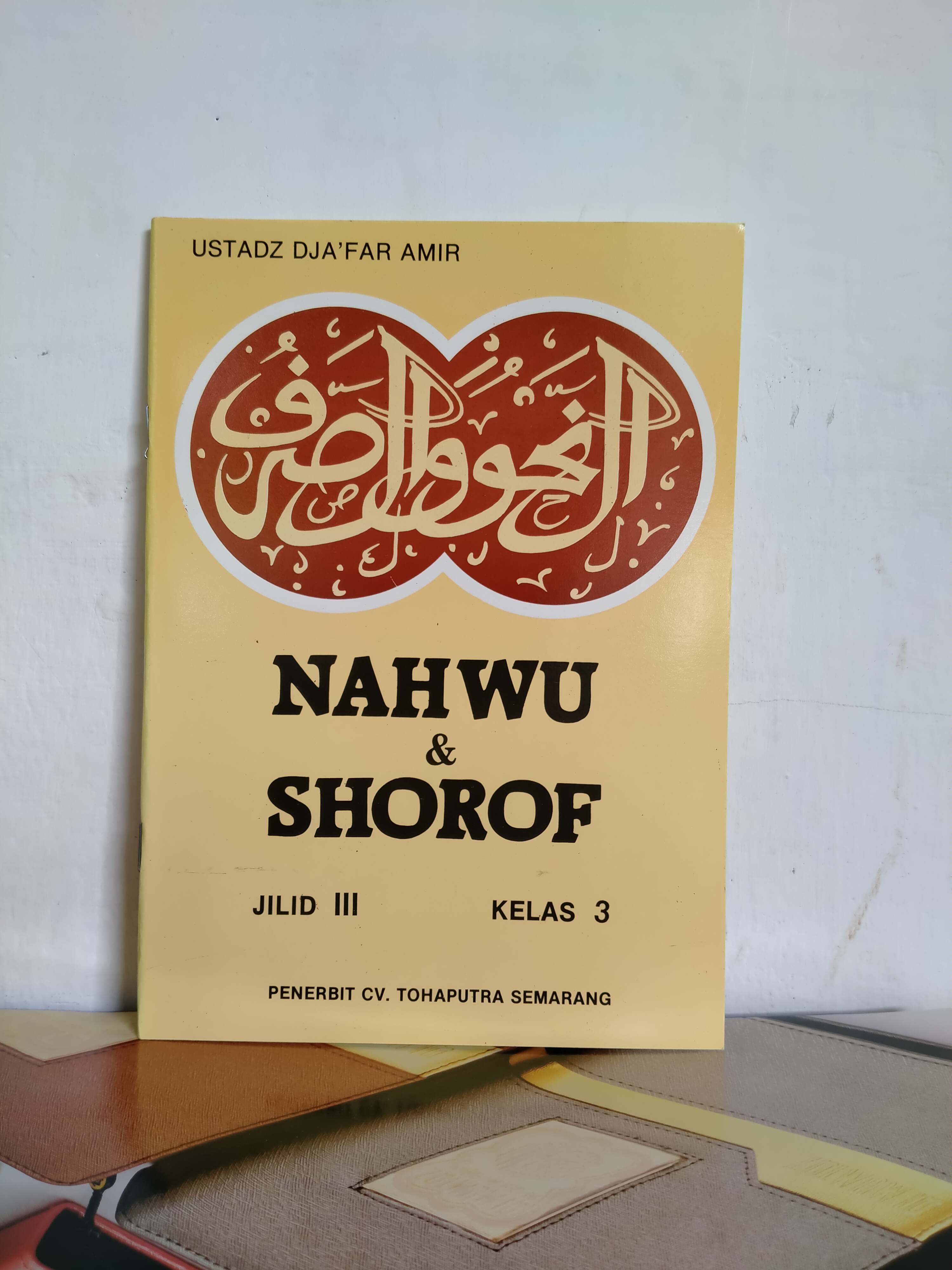 Livro de nahwu e shorof jilid 3, comparando o estudo da gramática árabe com o aprendizado dos esquemas táticos de futebol americano
