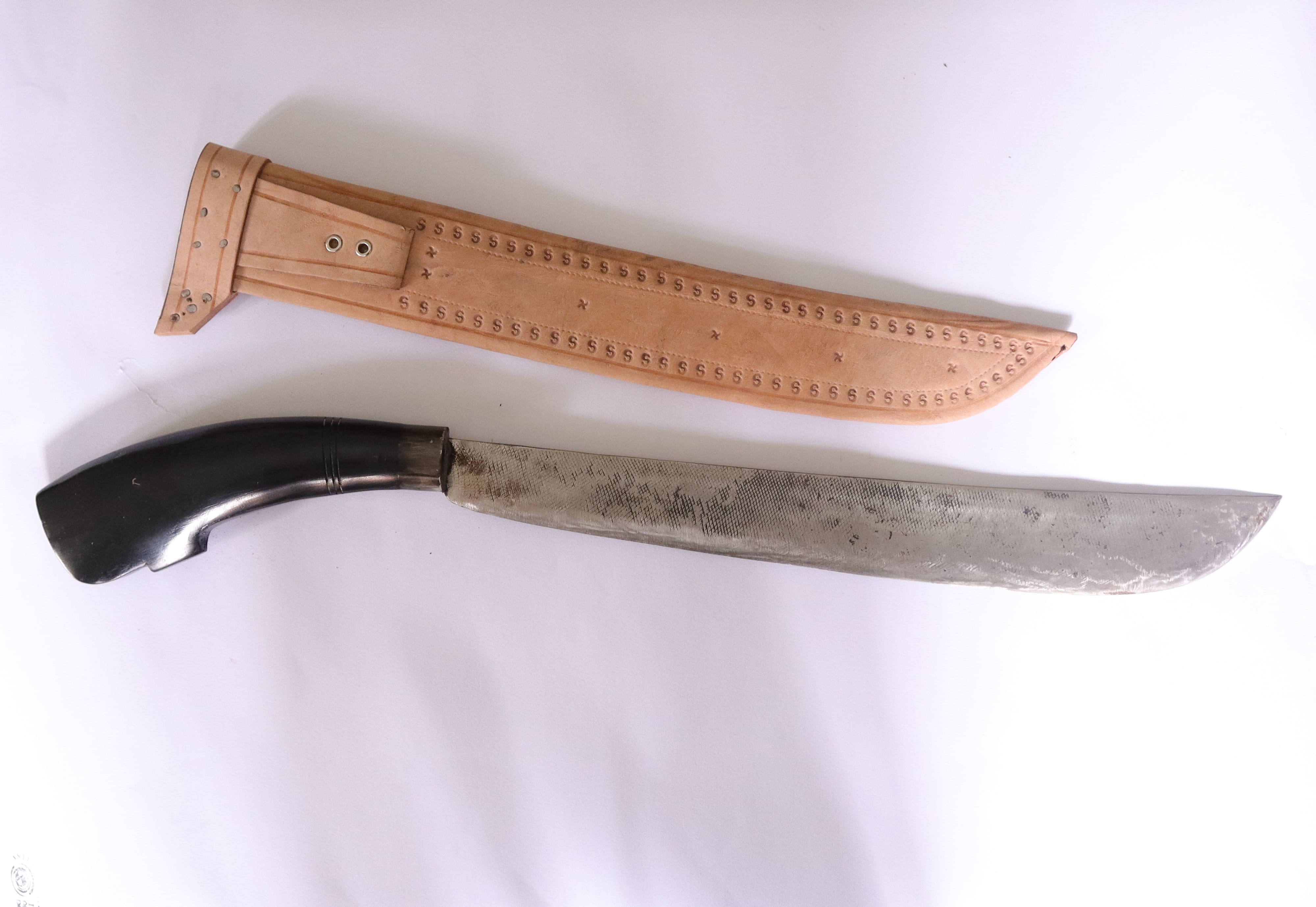 Xushbichim libosida kiyingan yosh ayolning pornosi