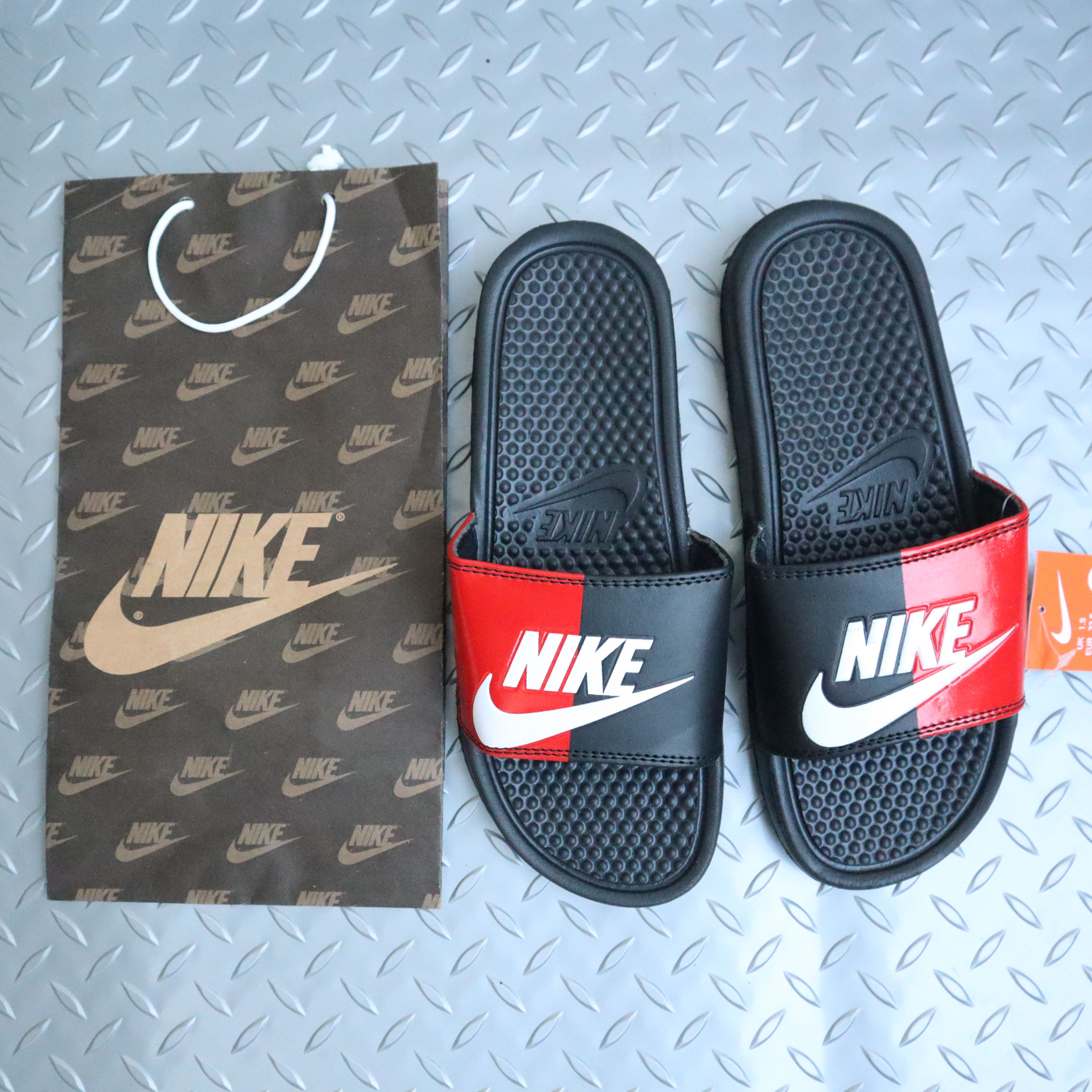nike benassi tag