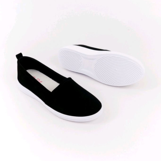 Spatu sneakers wanita terbaru bahan kanvas warna hitam dan putih spatu