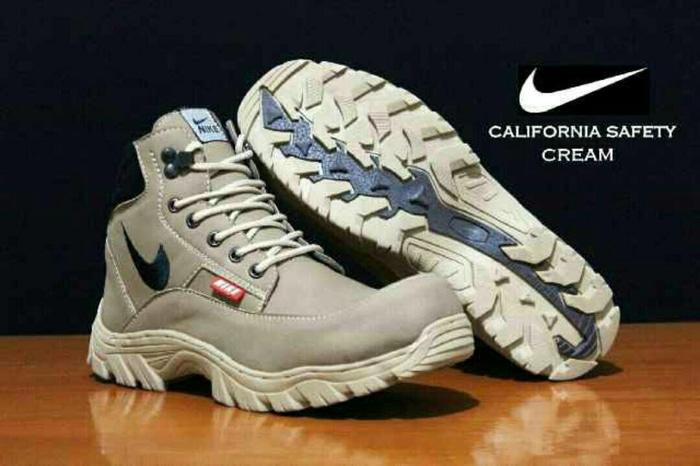 sepatu boots safety tracking california cream kerja proyek hiking touring lapangan ujung besi