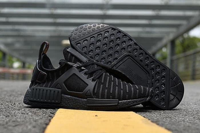 Sepatu Sneakers Pria / Sneakers Pria Keren / Sneakers Pria Murah / Sneakers Pria Elegant / Sneakers Pria Populer / Sneakers Pria Terbaru 2019 / Sneakers ADDS042 NMD XR1 Black Strip