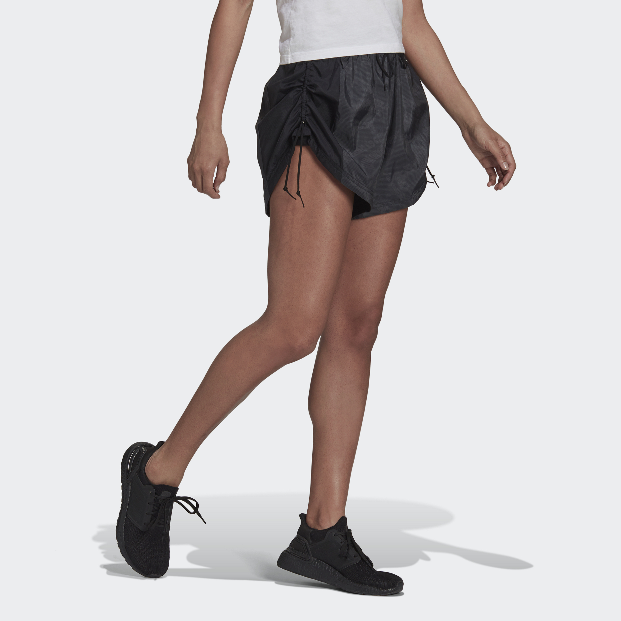 adidas Quần Short Dệt Thoi Siêu Nhẹ adidas Sportswear Nữ Màu đen H39720