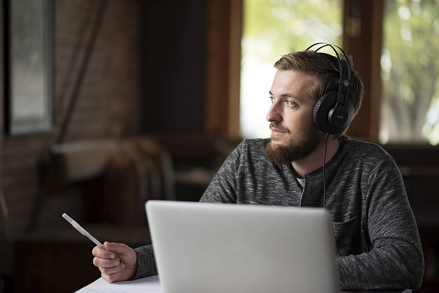 AKG K52