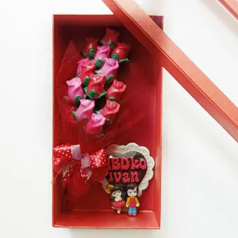 Cokelat Pelangi Kado Coklat Box Buket Mawar Untuk Ultah Pacar Bisa Request Tulisan Dan Warna Bunga Lazada Indonesia