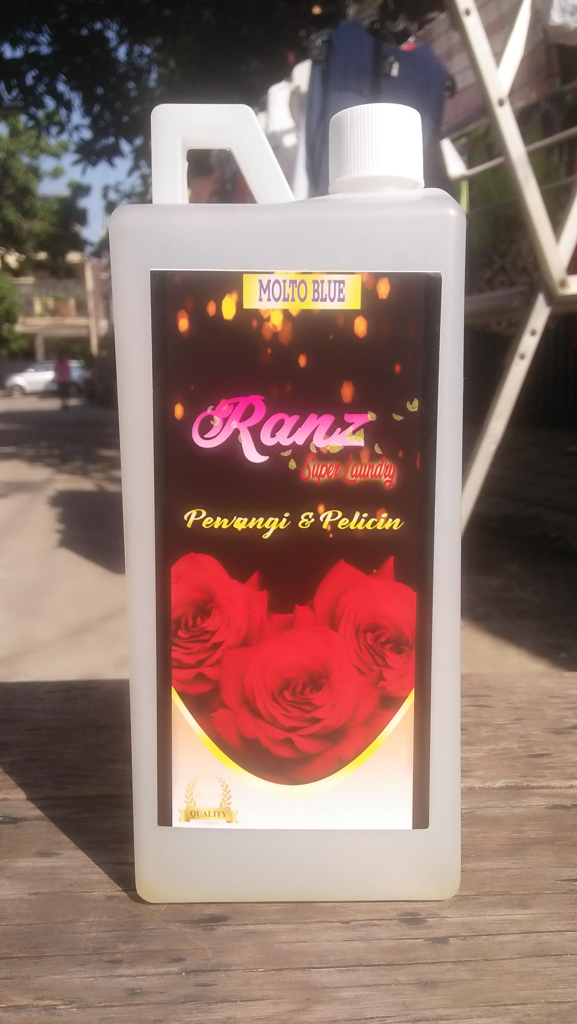 RANZ Pelicin setrika dan Pewangi Pakaian Ranz Super Laundry aroma M Blue isi 1 Liter
