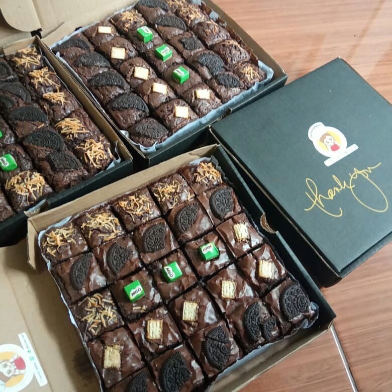Brownies murah fudgy shinny / fudge bronies 20x20 cm Netto 850 gr/25