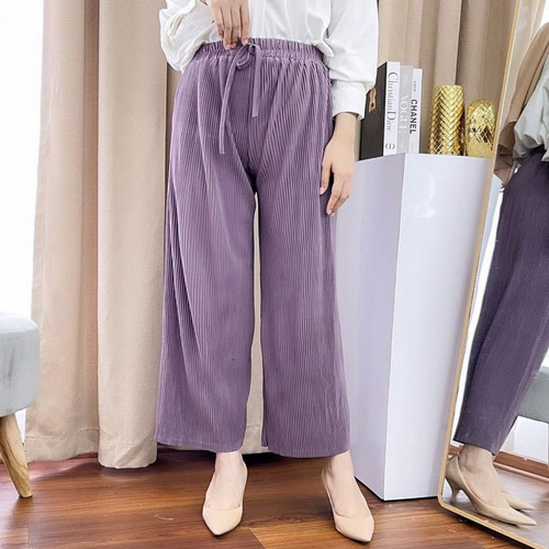 Ayol qinni iflos külotlar orqali yalashiga ruxsat beradi.