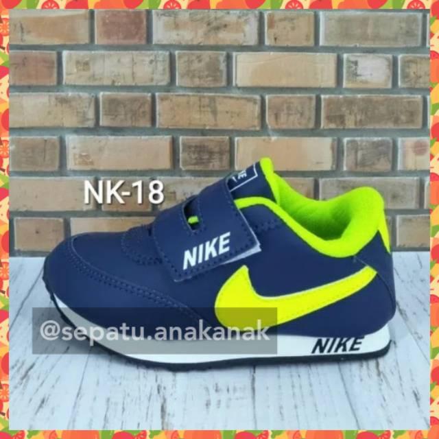 Sepatu nike anak laki laki warna navy list ijo stabilo
