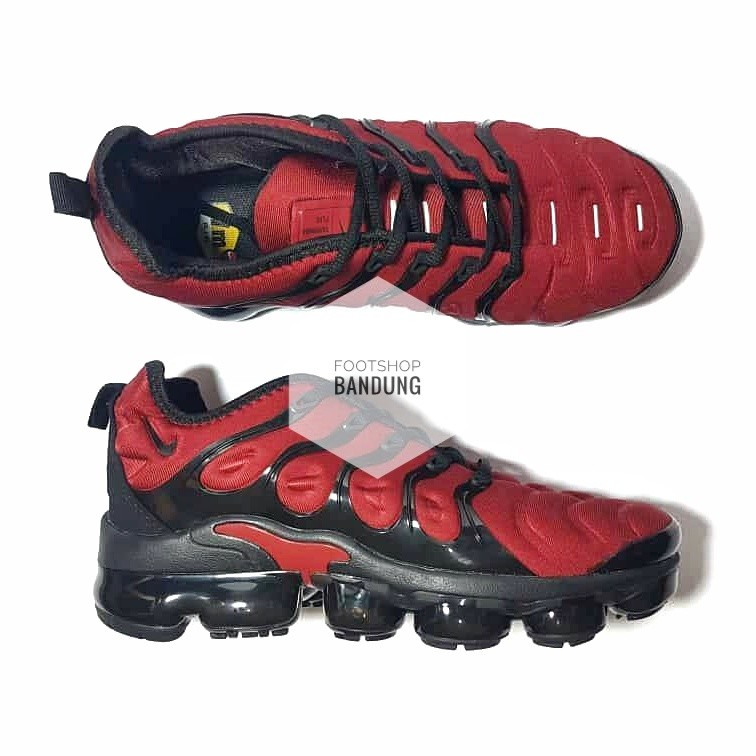 nike vapormax black and red