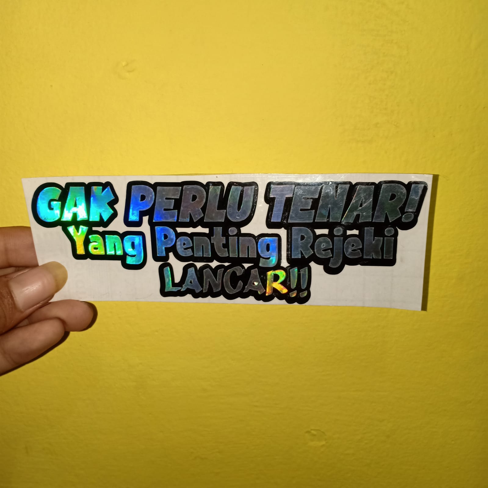 Stiker Cutting GAK PERLU TENAR YANG PENTING REZEKI LANCAR | Ukuran