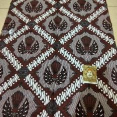 Batik Parang Garuda Kotak Jarik Khas Jogja Kebaya Primisima Bisa untuk kemeja, bawahan kebaya, seserahan, hajatan, dll. Foto : Real pict (no edit) Ukuran : 210cm X 110cm Bahan : Katun Primisima