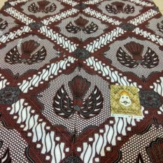 Batik Parang Garuda Kotak Jarik Khas Jogja Kebaya Primisima Bisa untuk kemeja, bawahan kebaya, seserahan, hajatan, dll. Foto : Real pict (no edit) Ukuran : 210cm X 110cm Bahan : Katun Primisima