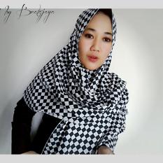 Bratajaya Jilbab Pashmina motif kotak kotak hitam putih free Bross