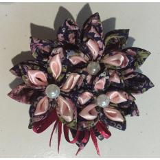 Bross bunga cantik handmade menambah keanggunan penampilan wanita