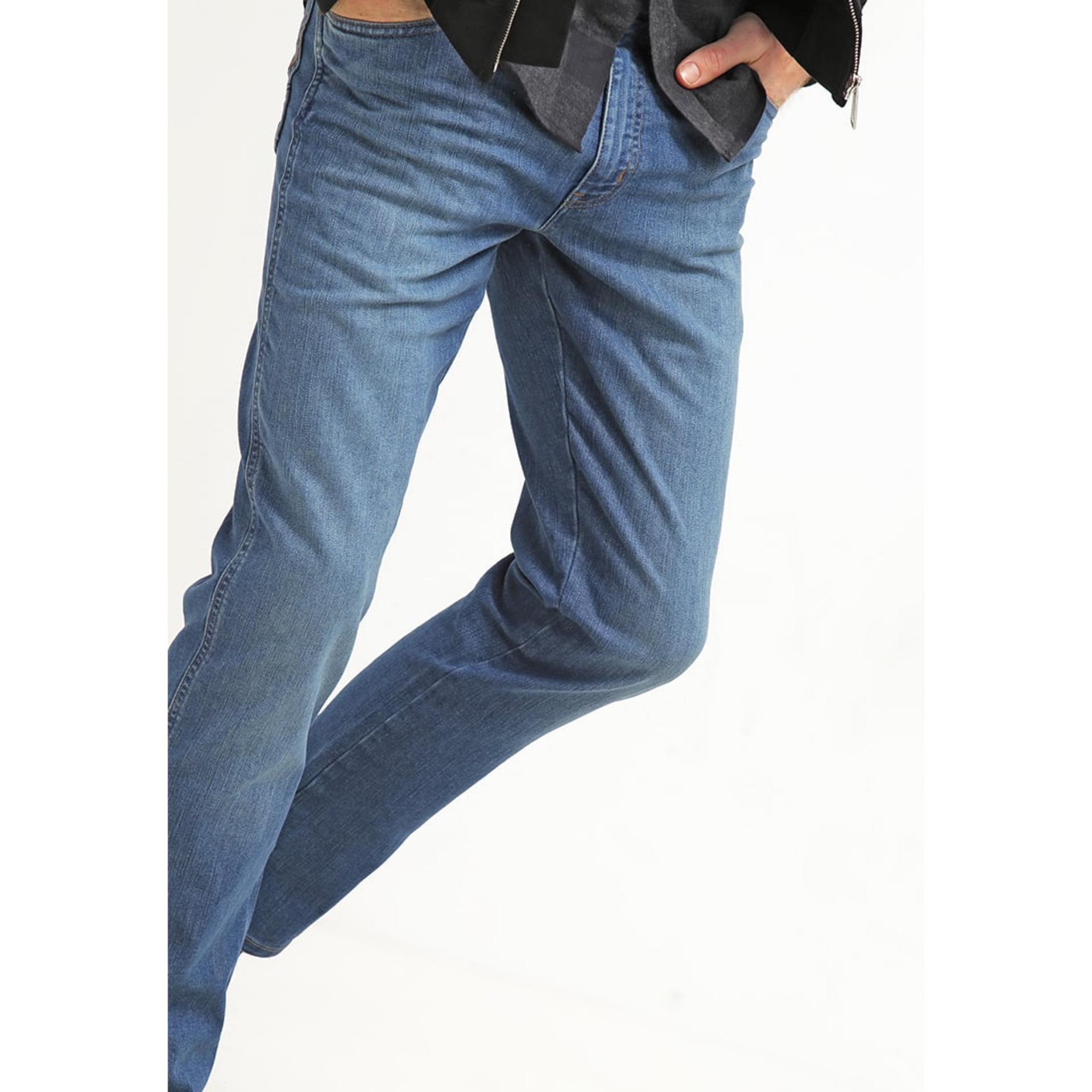 Celana Jeans Pria Reguler Basic WRANGLER Biru Celana Jeans Pria Reguler Basic WRANGLER Biru