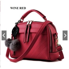 FENIM TSM 578 !!! TAS IMPORT BATAM+POMPOM CANTIKTersedia 10 Warna Pilihan (Lihat variasi) Aksesoris Tali panjang, Gantungan bola pompom Berat 600g Material PU Tipe selempang Ukuran P: 23 x L: 8 x T: 19cm