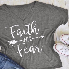 Hequ Mode Musim Panas Kasual Huruf Dicetak T-Shirt Lengan Pendek Faith Over Takut Arrow Tee Atasan Abu-abu-Internasional
