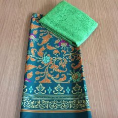 Kebaya set satin mawar rambat dan atasan brokat lembaran-hijau