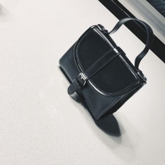 Liftses Sedikit Square untuk Membungkus Korea Suasana untuk Menghidupkan Kembali Old Crock 100 untuk Mengambil Mailman Ditutupi dengan Emas Foil Milik Button Up untuk Membalikkan untuk Menutupi Miring Di Tas Bahu (hitam) -Intl