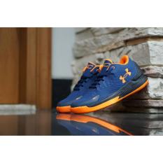 Sepatu Basket Under Armour .