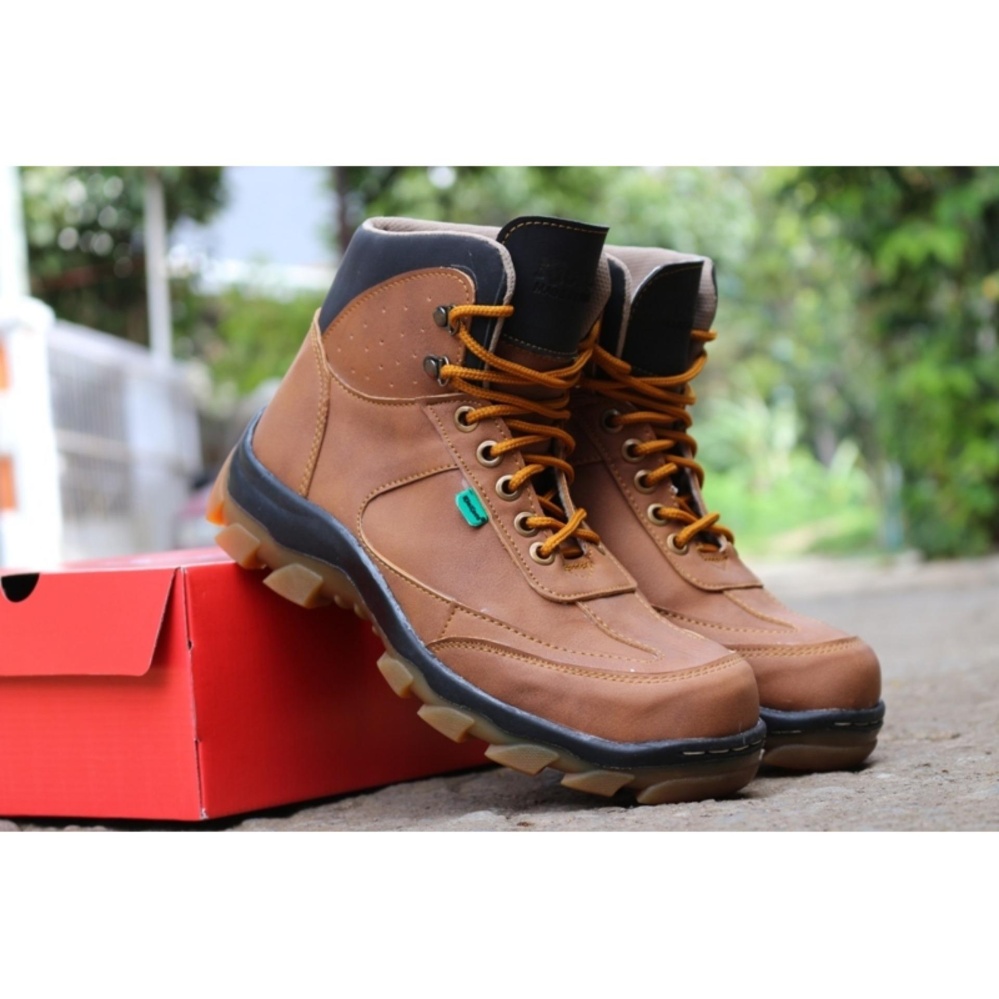 sepatu boots kickers safety pria touring hikking kerja proyek tan