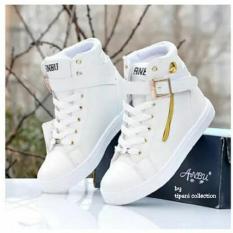 Sepatu Boots Sneakers Wanita Warna Putih Akseaoris Tali Gesper dan Sleting